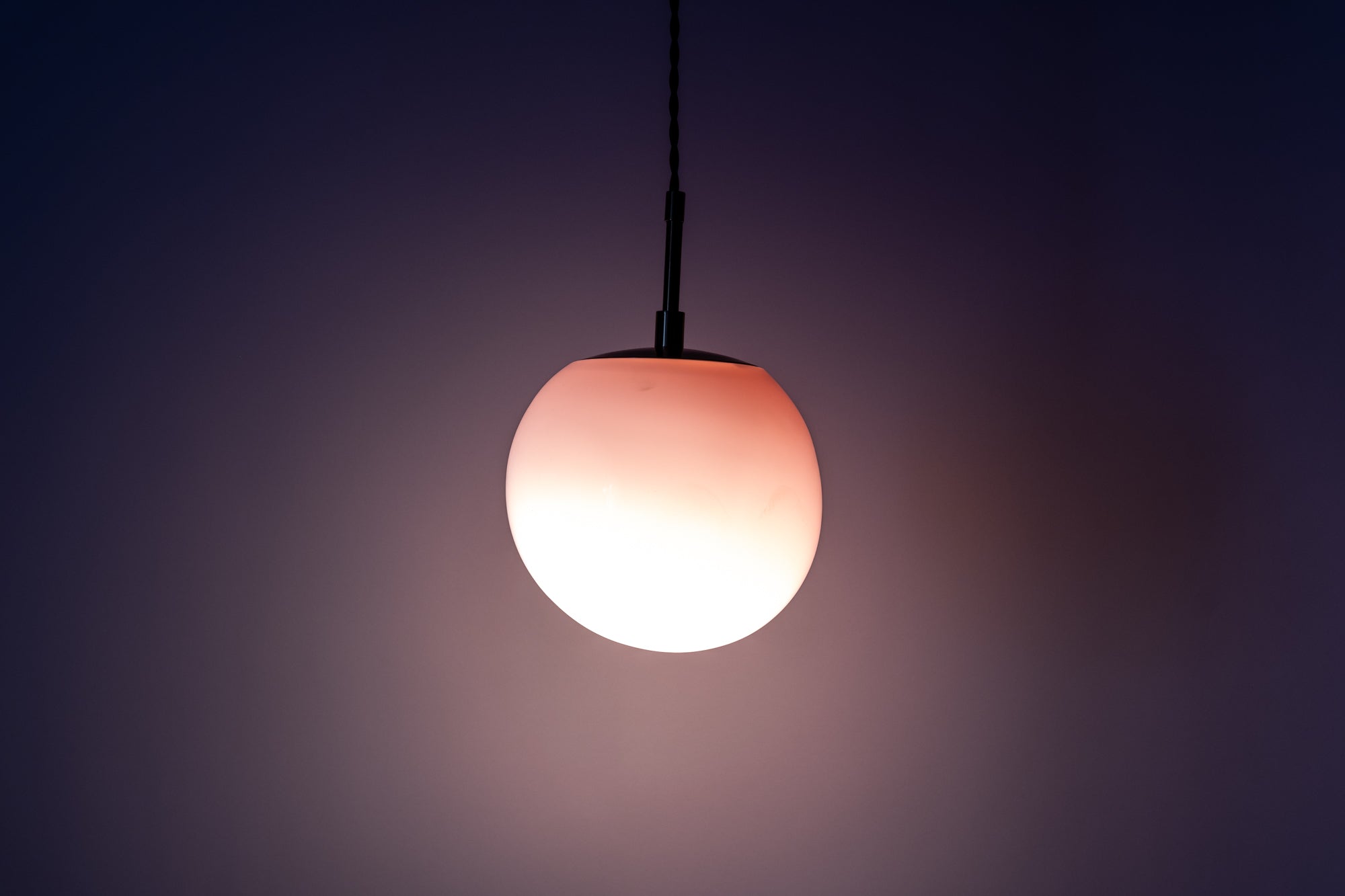 Mouth-blowned round pendant lamp in light pink
